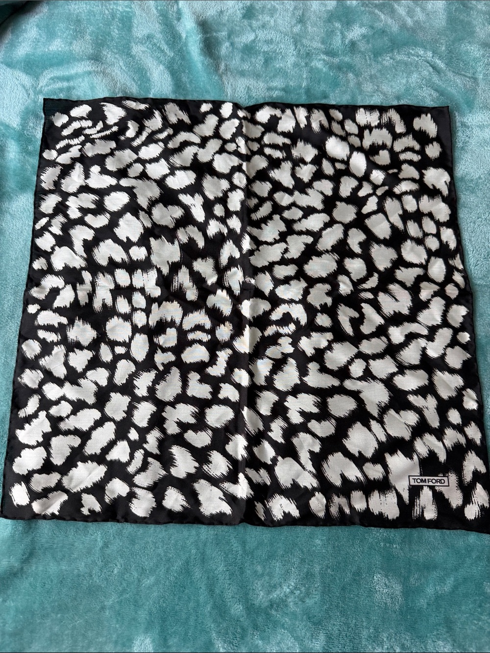 TOM FORD Black and White Snow Leopard Print Decorative pocket Square
